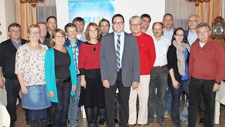 CSU-Bürgermeisterkandidat Rainer Schmeußer inmitten der nominierten Stadtratskandidaten.  Foto: fra-press