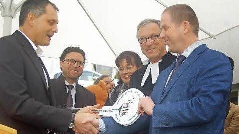 Mit der symbolischen Schlüsselübergabe ist die neue Kinderkrippe offiziell eingeweiht worden (von links): Martin Finzel, Kindergartenleiterin Sabine Tirsch, Pfarrer Rolf Gorny und Rainer Mattern