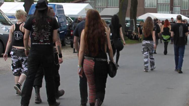 Die Festivalbesucher strömen zum Eingang an der Lichtenfelser Stadthalle. Foto: Marc Tussetschläger
