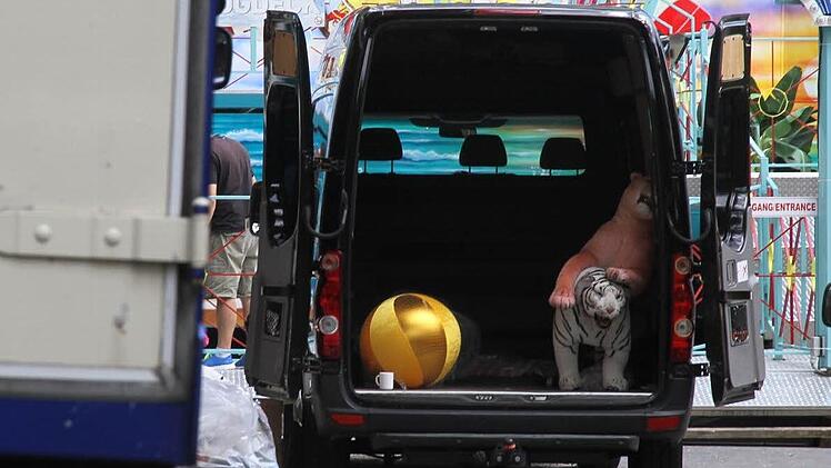 An den Losbuden bereitet man sich auf das tierische Vergnügen vor.