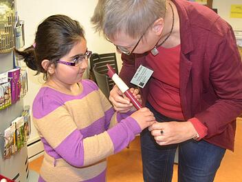Ulrike Zeidler (rechts) unterrichtet an der Musikschule Ebern das Instrument Blockflöte. Für Kinder eignet sich der Einstieg mit einer Kunststoffflöte, welche im Bild zu sehen ist. Diese sind sehr einfach in einem Wasserbad sauber zu halten. "Am Anfang fließt da schon sehr viel Spucke", weiß die Musikerin aus Erfahrung.