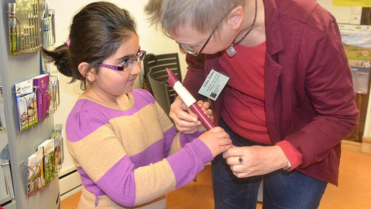 Ulrike Zeidler (rechts) unterrichtet an der Musikschule Ebern das Instrument Blockflöte. Für Kinder eignet sich der Einstieg mit einer Kunststoffflöte, welche im Bild zu sehen ist. Diese sind sehr einfach in einem Wasserbad sauber zu halten. "Am Anfang fließt da schon sehr viel Spucke", weiß die Musikerin aus Erfahrung.