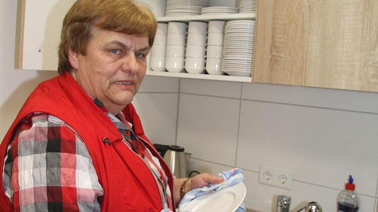 Renate Kaspar übernimmt den Spüldienst bei der Jahreshauptversammlung. Foto: Sonja Adam