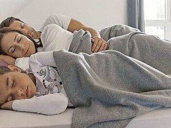 Schallschutzfenster erbringen mit ihrer besonderen Konstruktion rund um die Uhr Höchstleistungen - und sorgen so auch für erholsamen Schlaf in belebten Wohngegenden.