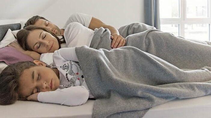 Schallschutzfenster erbringen mit ihrer besonderen Konstruktion rund um die Uhr Höchstleistungen - und sorgen so auch für erholsamen Schlaf in belebten Wohngegenden.