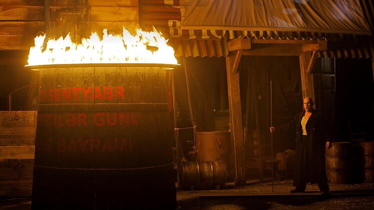 Kein Siegfried wird die von Wotan (John Lundgren) in den Schlaf versetzte Brünnhilde aus dem Castorf-"Ring" mehr erwecken.  Foto: Bayreuther Festspiele/Enrico Nawrath