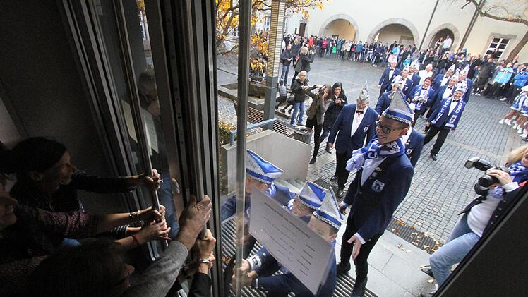 Alle Kraft nutzte nichts, den Kindern gehört die Welt und die närrische Zeit. Sie öffneten den Zugang für den Narrentross.  Fotos: Michael Busch