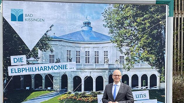 Die neue Standortkampagne der Stadt Bad Kissingen hat Pfiff. Unser Bild zeigt Oberb&uuml;rgermeister Dr. Dirk Vogel beim Start der Marketing-Aktion vor einer der neuen Plakatw&auml;nde. Foto: Thomas Hack