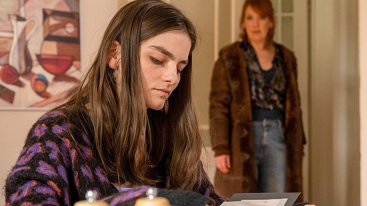 Melly Böwe (Lina Beckmann, rechts) weiß keinen rechten Umgang mit ihrer Tochter Rose (Emilie Neumeister), die gern mehr über ihren Vater erfahren würde.