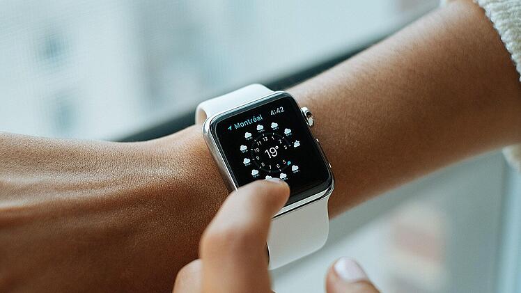 Eine Smartwatch unterstützt dich im Alltag. Doch es gibt auch Situationen, in denen du besser auf die Uhr am Handgelenk verzichtest.