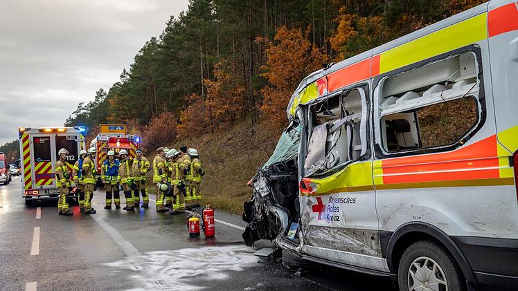 Alzenau: Rettungswagen kracht in Sattelzug - 19-Jähriger schwer verletzt