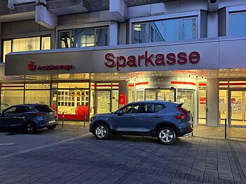 Polizei durchsucht Sparkasse nach Millionen-Coup