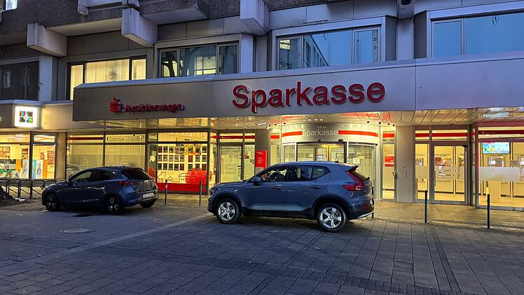 Polizei durchsucht Sparkasse nach Millionen-Coup