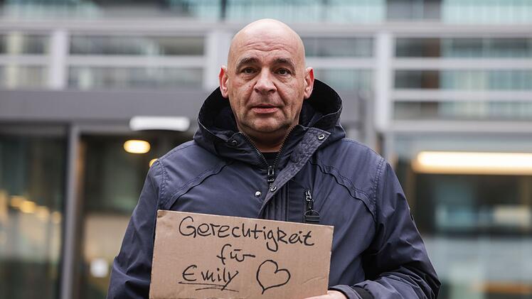 Mahnwache vor Schulministerium nach Tod einer Sch&uuml;lerin