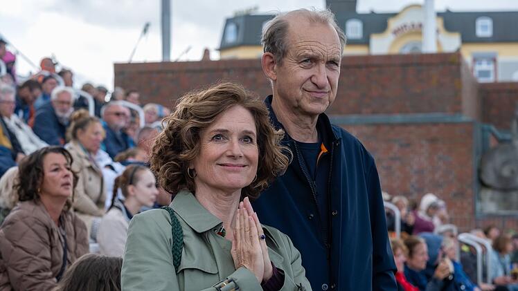 Tabea Krawinkel (Viktoria Trauttmansdorff) hat Carl Sievers (Peter Heinrich Brix) &uuml;berredet, beim Tangoturnier seiner Kollegen zuzuschauen.