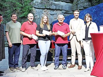 Preis&uuml;bergabe beim Tag des Ehrenamtes: Unser bIld zeigt (von links) Anja Dechant-Sundby (k&uuml;nstlerische Leiterin), Gerald Lei&szlig; (Regisseur), Peter Heinrich, Sarah-Michelle Kr&auml;mer, Roland Balduf, Landrat Jonas Gleich und Heike S&ouml;llner (Leiterin der S...