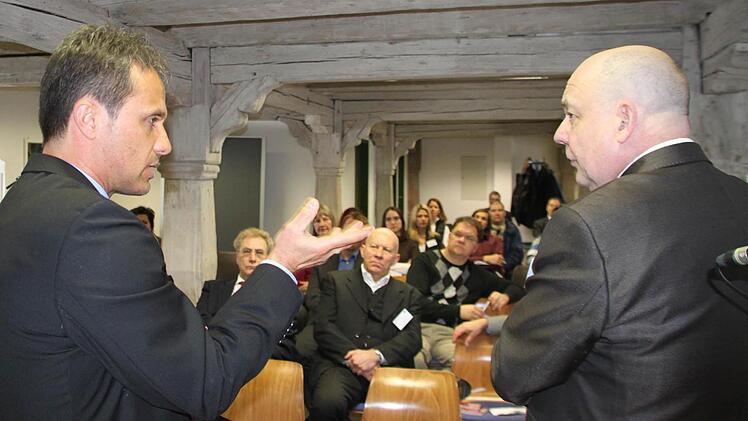 Chefredakteure im Gespräch miteinander und in der Diskussion mit dem Publikum: Der stellvertretende Vorsitzende des Trägervereins, Frank Förtsch (links), und Vorsitzender Johann Pirthauer am Freitag in den Räumen der Akademie für Neue Medien. Foto: Alexander Müller