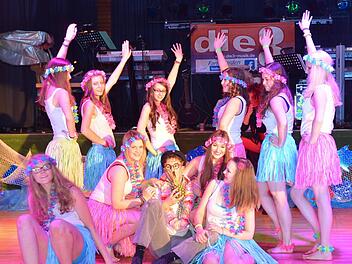 Umringt von verführerischen Hula-Girls führt sich Max sichtlich wohl. Doch dann tauchen aus dem Dschungel gierige Kannibalen auf, die Max am liebsten verspeisen würden. Foto: Karl-Heinz Hofmann