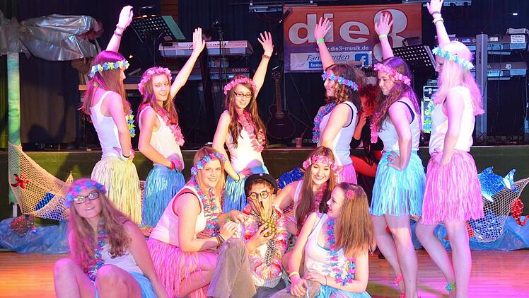 Umringt von verführerischen Hula-Girls führt sich Max sichtlich wohl. Doch dann tauchen aus dem Dschungel gierige Kannibalen auf, die Max am liebsten verspeisen würden. Foto: Karl-Heinz Hofmann