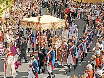 Tausende pilgern jedes Jahr zum Heilig-Blut-Fest nach Burgwindheim, das heuer zum 550. Mal stattfindet. Archivbild: Ronald Rinklef