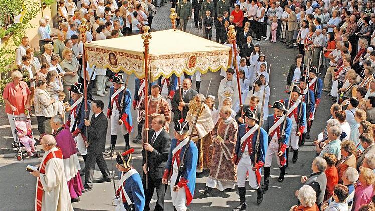 Tausende pilgern jedes Jahr zum Heilig-Blut-Fest nach Burgwindheim, das heuer zum 550. Mal stattfindet. Archivbild: Ronald Rinklef