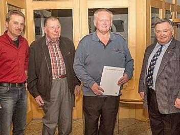 Seit 40 Jahren gehört Wilfried Paul der Freien Turnerschaft an, seit 50 Jahren ist Frank Bergmann dabei. Von links: stellvertretender Vorsitzender Stefan Hümmer, Wilfried Paul, Frank Bergmann und Vorsitzender Hans-Heinrich Bergmann Foto: KLaus gagel