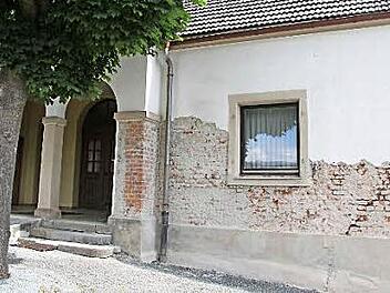 Rund 3500 Euro kostet die Beseitigung der Risse in der Stadtsteinacher Leichenhalle. Foto: Sonja Adam