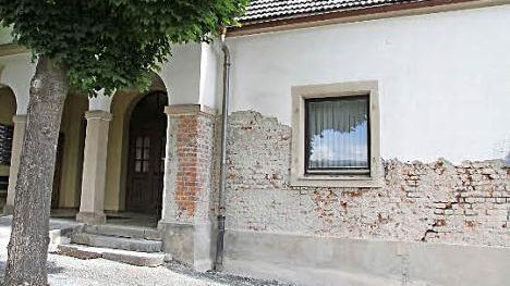 Rund 3500 Euro kostet die Beseitigung der Risse in der Stadtsteinacher Leichenhalle. Foto: Sonja Adam