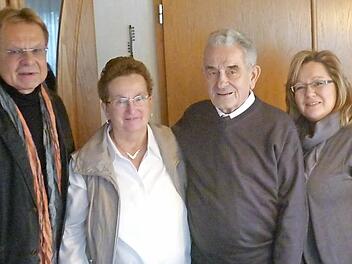 Hannelore und Dieter Schedel (Mitte) zusammen mit Tochter Sabine und Bürgermeister Wolfgang Beiergrößlein Foto: privat