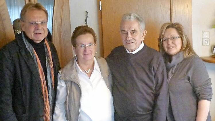 Hannelore und Dieter Schedel (Mitte) zusammen mit Tochter Sabine und Bürgermeister Wolfgang Beiergrößlein Foto: privat