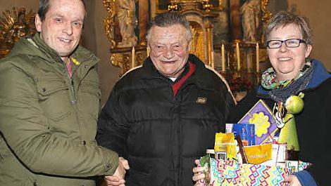14 Jahre war Karl Brech (Mitte) als Hausmeister für das Jugendhaus in Steinbach tätig. Miriam Wolf, Sekretärin in der Regionalstelle für kirchliche Jugendarbeit, sowie Regionaljugendseelsorger Matthias Vetter, bedankten sich mit einem großen Geschenkkorb.  Fotos: Ralf Naumann