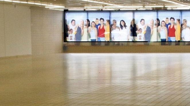 Die alte Werbung des vormaligen Lidl-Schnäppchenmarktes Mega-Cent prangt noch an den Schaufenstern. Fotos: Josef Hofbauer