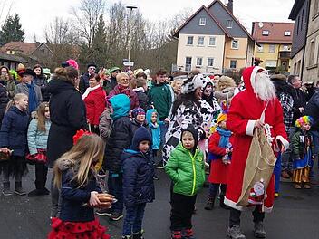 Die Brezeln schmeckten lecker, auch der Nikolaus griff gerne zu.Heike Schülein