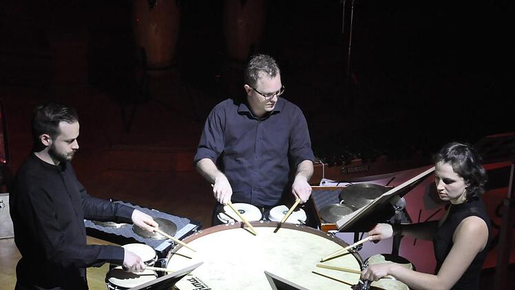 Große Trommel, Bongos und sechs Trommelstöcke: Philipp Mohr, Timo-Jan Deen und Mona Münzel mit einem atemberaubenden Rhythmus. Peter Klopf