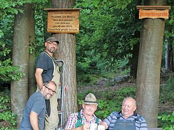 Sie sorgten für die Hinweistafel am Waldrand und sind sich sicher: "Mistelfeld grüßt zurück". Foto: Martin Dirauf