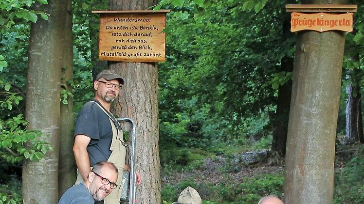 Sie sorgten für die Hinweistafel am Waldrand und sind sich sicher: "Mistelfeld grüßt zurück". Foto: Martin Dirauf