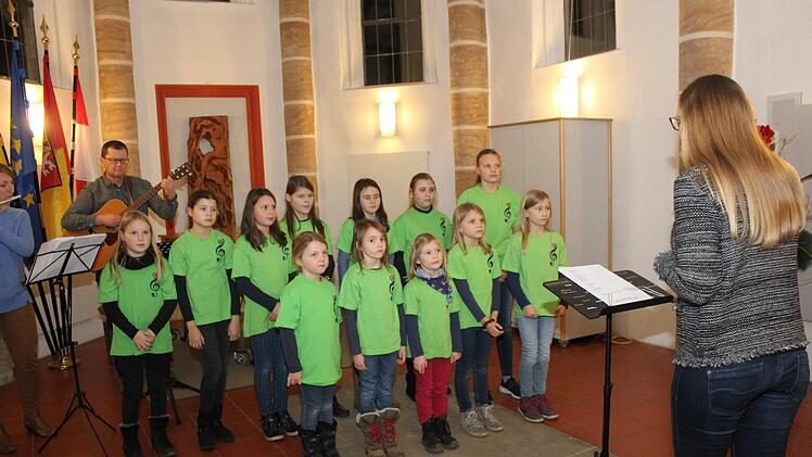 Der Heroldsbacher Kinderchor unter der Leitung von Carolin Wagner Foto: Carmen Schwind