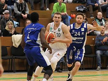 Nach langer Verletzungspause feierte Nicoloas Wolf, der hier gegen den Schalker Shavar Newkirk zum Korb zieht, sein Saisondebüt. Foto: sportpress