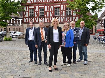 Die Bürgermeisterkandidatin der CSU Herzogenaurach, Sabine Hanisch (vorne), mit Kollegen aus Fraktion und Vorstand (von links): Konrad Körner, Bernhard Schwab, Antje Körner, Kurt Zollhöfer und Walter Drebinger  Foto: Bernhard Panzer