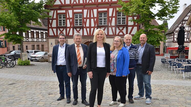 Die Bürgermeisterkandidatin der CSU Herzogenaurach, Sabine Hanisch (vorne), mit Kollegen aus Fraktion und Vorstand (von links): Konrad Körner, Bernhard Schwab, Antje Körner, Kurt Zollhöfer und Walter Drebinger  Foto: Bernhard Panzer