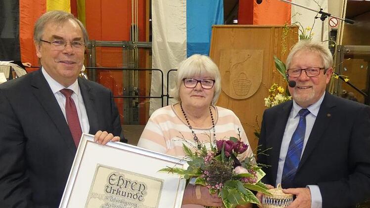 Bürgermeister Bernhard Ruß (links) und Zweiter Bürgermeister Gerhard Zösch (rechts) überreichten Ursula Pelikan die Bürgermedaille der Gemeinde Sand.