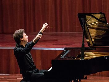 Zum Abheben: Benjamin Moser beim Schlussakkord des Abends beim Beethoven-Projekt der Coburger Musikfreunde.Foto: