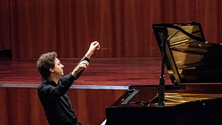 Zum Abheben: Benjamin Moser beim Schlussakkord des Abends beim Beethoven-Projekt der Coburger Musikfreunde.Foto: