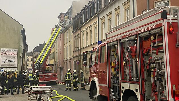 Am Freitagmittag (12. November 2021) ist in einem Wohnhaus in Bamberg ein Feuer ausgebrochen. Der Bereich rund um die Heiliggrabstraße musste gesperrt werden.