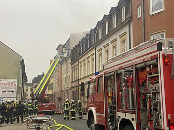 Am Freitagmittag (12. November 2021) ist in einem Wohnhaus in Bamberg ein Feuer ausgebrochen. Der Bereich rund um die Heiliggrabstra&szlig;e musste gesperrt werden.