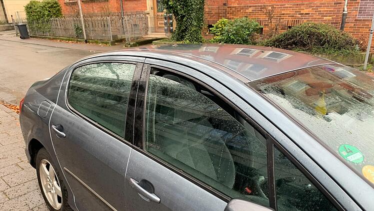 Ebenfalls kurios: Die Fensterscheibe auf der Beifahrerseite war einen Spalt offen. Warum? Hatte es der Fahrer (und/oder der Beifahrer?) beim Verlassen des Autos vielleicht sehr eilig?