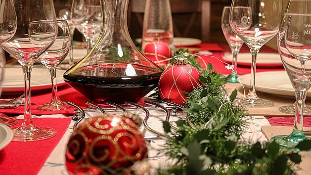 Wein geh&ouml;rt zu einem gut gedeckten Tisch und zum Essen dazu.
