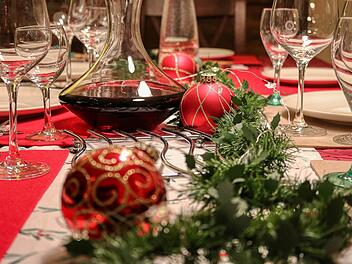 Wein geh&ouml;rt zu einem gut gedeckten Tisch und zum Essen dazu.