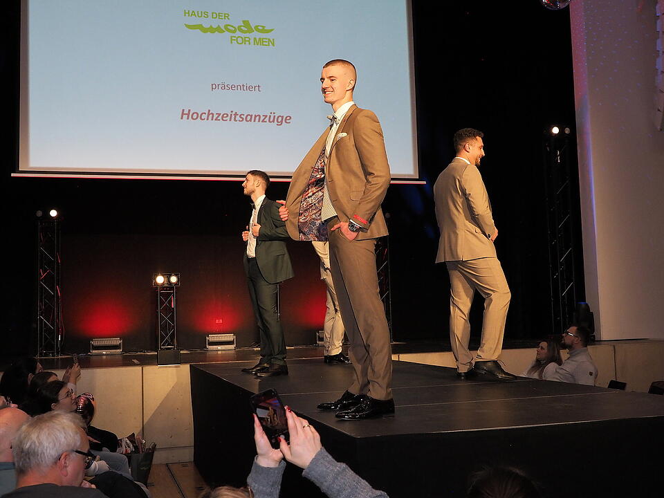 Inkl. Braut- und Festmodenschauen.