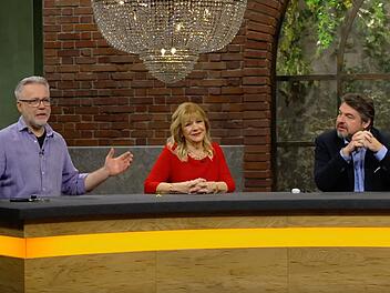 In Zehn-Euro-Schritten &uuml;berboten sich die drei Interessierten bis auf 500 Euro. "Da bin ich raus", war Guedes der n&auml;chste, der das hitzige Bietergfecht verlie&szlig;. Danach schloss sich Cizek an und jammerte: "Ich wollte das K&auml;stchen unbedingt haben." So erhielt H&auml;ndlerin Velten f&uuml;r das H&ouml;chstgebot von 500 Euro den Zuschlag.